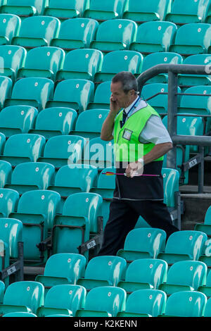 London, Großbritannien. 31 Aug, 2017. Ein Pfeil, der auf das Spielfeld geschossen wurde, wird von einem Verwalter am Oval durchgeführt und das Publikum ist evakuiert. David Rowe/Alamy leben Nachrichten Stockfoto