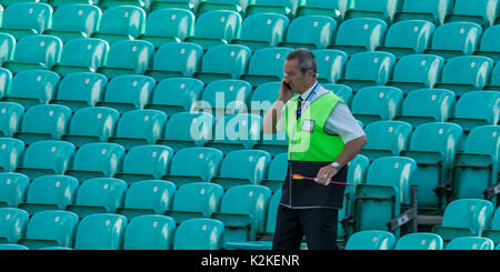 London, Großbritannien. 31 Aug, 2017. Ein Pfeil, der auf das Spielfeld geschossen wurde, wird von einem Verwalter am Oval durchgeführt und das Publikum ist evakuiert. David Rowe/Alamy leben Nachrichten Stockfoto