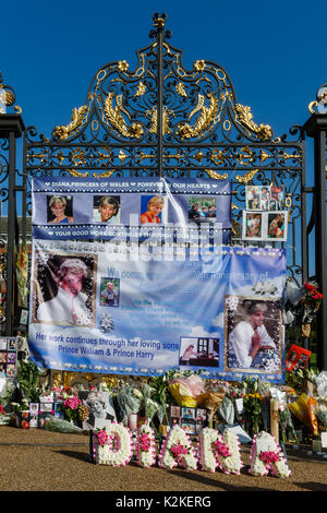 Hunderte von Gratulanten verlassen haben, floral Tribute, Banner, Fotos, Karten und Kerzen vor den Toren im Kensington Palace, der ehemaligen Heimat von Diana, Princess of Wales im Gedächtnis der späten 'Königin der Herzen' auf den 20. Jahrestag ihres Todes. 31. August 2017 Stockfoto