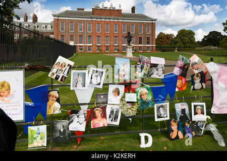 Hunderte von Gratulanten verlassen haben, floral Tribute, Banner, Fotos, Karten und Kerzen vor den Toren im Kensington Palace, der ehemaligen Heimat von Diana, Princess of Wales im Gedächtnis der späten 'Königin der Herzen' auf den 20. Jahrestag ihres Todes. 31. August 2017 Stockfoto