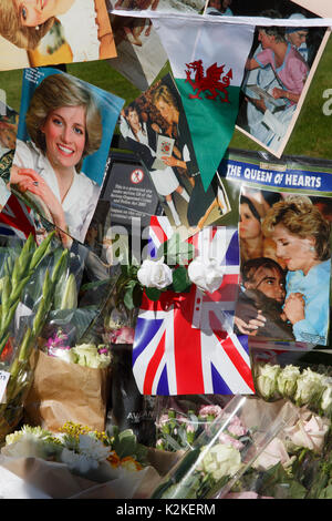 Hunderte von Gratulanten verlassen haben, floral Tribute, Banner, Fotos, Karten und Kerzen vor den Toren im Kensington Palace, der ehemaligen Heimat von Diana, Princess of Wales im Gedächtnis der späten 'Königin der Herzen' auf den 20. Jahrestag ihres Todes. 31. August 2017 Stockfoto