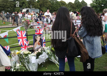 London, Großbritannien. 31 Aug, 2017. Menschen würdigen Prinzessin Diana im Kensington Palace nach 20 Jahren von ihrem Tod, London, UK Credit: NASTJA M/Alamy leben Nachrichten Stockfoto