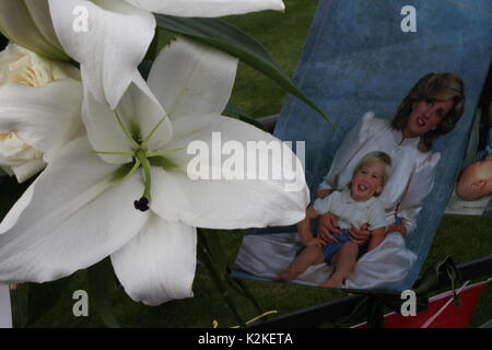 London, Großbritannien. 31 Aug, 2017. Menschen würdigen Prinzessin Diana im Kensington Palace nach 20 Jahren von ihrem Tod, London, UK Credit: NASTJA M/Alamy leben Nachrichten Stockfoto