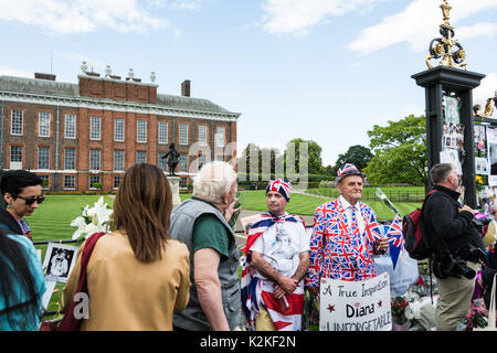 Royal fans John Loughrey und Terry Hutt vor den Toren des Kensington Palace zu gedenken und zu Ehren von Prinzessin Diana, 20 Jahre nach ihrem Tod. Stockfoto
