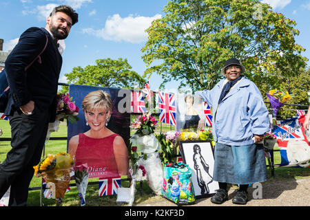 Gönner, Fotografen und Nachrichten Mannschaften drängeln sich vor den Toren des Kensington Palace zu gedenken und zu Ehren von Prinzessin Diana, 20 Jahre nach ihrem Tod. Stockfoto