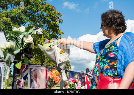 Gönner, Fotografen und Nachrichten Mannschaften drängeln sich vor den Toren des Kensington Palace zu gedenken und zu Ehren von Prinzessin Diana, 20 Jahre nach ihrem Tod. Stockfoto