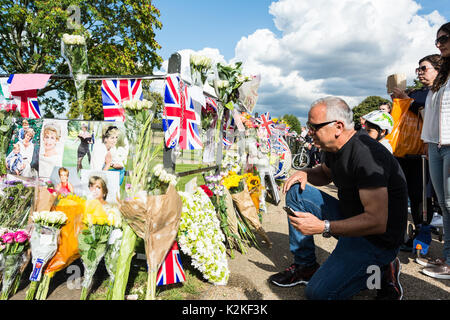 Vor den Toren des Kensington-Palastes werden gute Gratulanten gefeiert, die zwanzig Jahre nach ihrem Tod Prinzessin Diana gedenken und Tribut zollen. Stockfoto