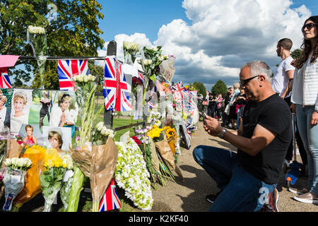 Gönner, Fotografen und Nachrichten Mannschaften drängeln sich vor den Toren des Kensington Palace zu gedenken und zu Ehren von Prinzessin Diana, 20 Jahre nach ihrem Tod. Stockfoto