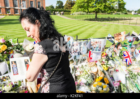 Gönner, Fotografen und Nachrichten Mannschaften drängeln sich vor den Toren des Kensington Palace zu gedenken und zu Ehren von Prinzessin Diana, 20 Jahre nach ihrem Tod. Stockfoto