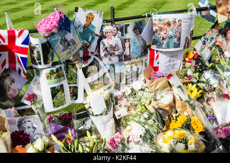 Gönner, Fotografen und Nachrichten Mannschaften drängeln sich vor den Toren des Kensington Palace zu gedenken und zu Ehren von Prinzessin Diana, 20 Jahre nach ihrem Tod. Stockfoto