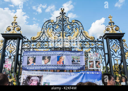 Gönner, Fotografen und Nachrichten Mannschaften drängeln sich vor den Toren des Kensington Palace zu gedenken und zu Ehren von Prinzessin Diana, 20 Jahre nach ihrem Tod. Stockfoto