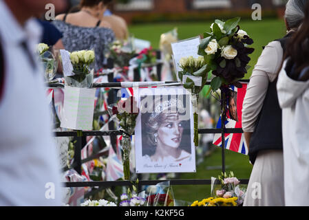 Kensington Palace, London, Großbritannien. 31 Aug, 2017. Tribute blumen Karten sind außerhalb der Kensington Palace zum 20. Jahrestag der Tod von Prinzessin Diana. Quelle: Matthew Chattle/Alamy leben Nachrichten Stockfoto