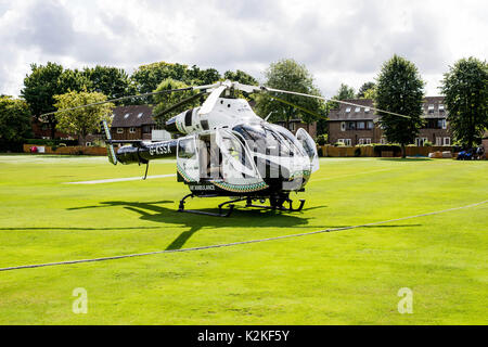 Die Straße, Ashtead, Surrey, Vereinigtes Königreich, 31. August 2017. Not Serives nehmen an der Szene von einem schweren Verkehrsunfall, einschließlich einer Abschlüssen Air Ambulance. Eine Frau in ihrem 70s' anhaltend schweren und lebensbedrohlichen Kopfverletzungen nach von einem Motorrad angefahren werden und übertragen wurde, auf der Straße nach St. Georges Hospital in Tooting, South London. Stockfoto