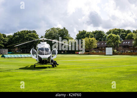 Die Straße, Ashtead, Surrey, Vereinigtes Königreich, 31. August 2017. Not Serives nehmen an der Szene von einem schweren Verkehrsunfall, einschließlich einer Abschlüssen Air Ambulance. Eine Frau in ihrem 70s' anhaltend schweren und lebensbedrohlichen Kopfverletzungen nach von einem Motorrad angefahren werden und übertragen wurde, auf der Straße nach St. Georges Hospital in Tooting, South London. Stockfoto