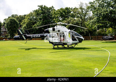 Die Straße, Ashtead, Surrey, Vereinigtes Königreich, 31. August 2017. Not Serives nehmen an der Szene von einem schweren Verkehrsunfall, einschließlich einer Abschlüssen Air Ambulance. Eine Frau in ihrem 70s' anhaltend schweren und lebensbedrohlichen Kopfverletzungen nach von einem Motorrad angefahren werden und übertragen wurde, auf der Straße nach St. Georges Hospital in Tooting, South London. Stockfoto