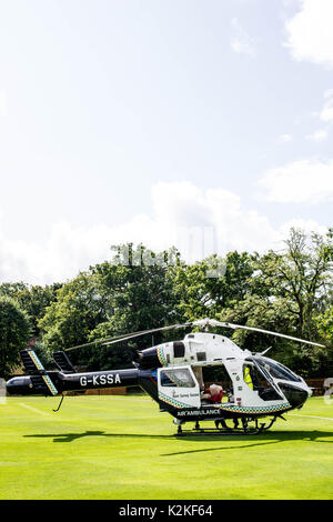 Die Straße, Ashtead, Surrey, Vereinigtes Königreich, 31. August 2017. Not Serives nehmen an der Szene von einem schweren Verkehrsunfall, einschließlich einer Abschlüssen Air Ambulance. Eine Frau in ihrem 70s' anhaltend schweren und lebensbedrohlichen Kopfverletzungen nach von einem Motorrad angefahren werden und übertragen wurde, auf der Straße nach St. Georges Hospital in Tooting, South London. Stockfoto