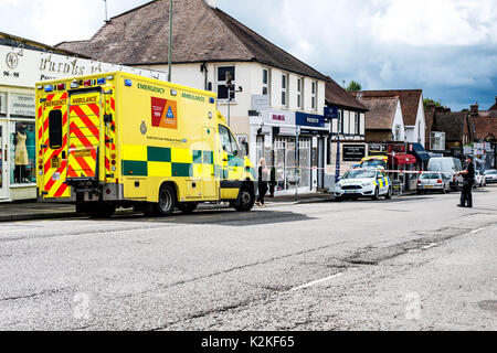 Die Straße, Ashtead, Surrey, Vereinigtes Königreich, 31. August 2017. Not Serives nehmen an der Szene von einem schweren Verkehrsunfall, einschließlich einer Abschlüssen Air Ambulance. Eine Frau in ihrem 70s' anhaltend schweren und lebensbedrohlichen Kopfverletzungen nach von einem Motorrad angefahren werden und übertragen wurde, auf der Straße nach St. Georges Hospital in Tooting, South London. Stockfoto