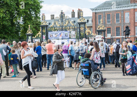 Gönner, Fotografen und Nachrichten Mannschaften drängeln sich vor den Toren des Kensington Palace zu gedenken und zu Ehren von Prinzessin Diana, 20 Jahre nach ihrem Tod. Stockfoto