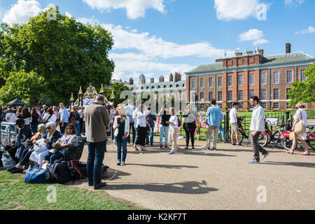 Gönner, Fotografen und Nachrichten Mannschaften drängeln sich vor den Toren des Kensington Palace zu gedenken und zu Ehren von Prinzessin Diana, 20 Jahre nach ihrem Tod. Stockfoto