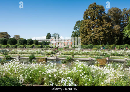 London, Großbritannien. 31 Aug, 2017. Gönner besuchen Sie den weißen Garten im Kensington Palace zu gedenken und zu Ehren von Prinzessin Diana, 20 Jahre nach ihrem Tod. Credit: Benjamin John/Alamy leben Nachrichten Stockfoto