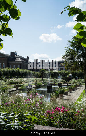 London, Großbritannien. 31 Aug, 2017. Gönner besuchen Sie den weißen Garten im Kensington Palace zu gedenken und zu Ehren von Prinzessin Diana, 20 Jahre nach ihrem Tod. Credit: Benjamin John/Alamy leben Nachrichten Stockfoto