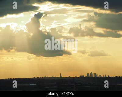 London, Großbritannien. 31 Aug, 2017. UK Wetter. Sonnenuntergang über London als von Dartford, Kent gesehen. 31 Aug, 2017. UK Wetter: Eine prachtvolle goldene Sonnenuntergang über dem Kapital als von Dartford gesehen. Credit: James Bell/Alamy leben Nachrichten Stockfoto