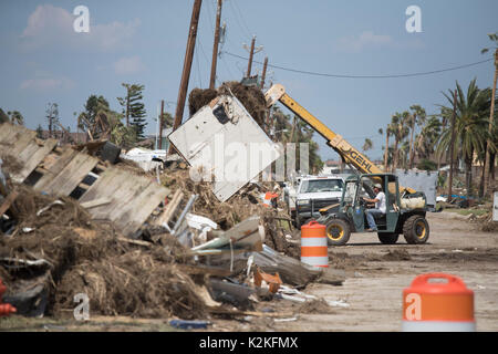 Port Aransas, Texas USA. 30 Aug, 2017. Umfangreiche Schäden vom Hurrikan Harvey's Hit fast eine Woche vor Würfe die Coastal Texas Stadt Port Aransas als Bewohner in erlaubt sind Wracks zu Umfrage. Credit: Bob Daemmrich/Alamy leben Nachrichten Stockfoto