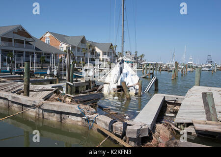 Port Aransas, Texas, USA. August 2017. Docks und Vergnügungsboote, die vor fast einer Woche durch Hurrikan Harveys Hit stark beschädigt wurden, verwühlen den Hafen von Port Aransas. Kredit: Bob Daemmrich/Alamy Live Nachrichten Stockfoto