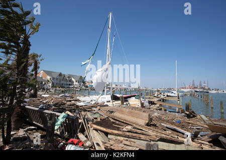 Port Aransas, Texas, USA. August 2017. Docks und Vergnügungsboote, die vor fast einer Woche durch Hurrikan Harveys Hit stark beschädigt wurden, verwühlen den Hafen von Port Aransas. Kredit: Bob Daemmrich/Alamy Live Nachrichten Stockfoto