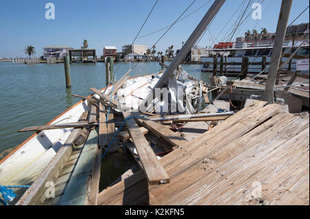 Port Aransas, Texas, USA. August 2017. Docks und Vergnügungsboote, die vor fast einer Woche durch Hurrikan Harveys Hit stark beschädigt wurden, verwühlen den Hafen von Port Aransas. Kredit: Bob Daemmrich/Alamy Live Nachrichten Stockfoto