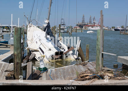 Port Aransas, Texas, USA. August 2017. Docks und Vergnügungsboote, die vor fast einer Woche durch Hurrikan Harveys Hit stark beschädigt wurden, verwühlen den Hafen von Port Aransas. Kredit: Bob Daemmrich/Alamy Live Nachrichten Stockfoto