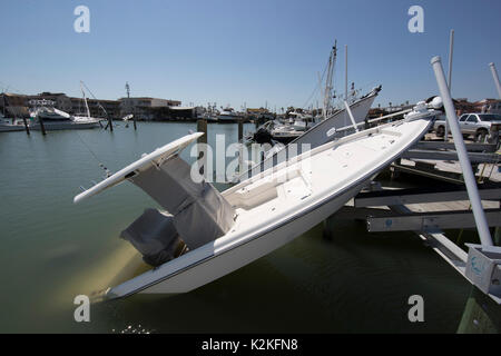 Port Aransas, Texas USA. 30 Aug, 2017. Umfangreiche Schäden vom Hurrikan Harvey's Hit fast eine Woche vor Würfe die Port Aransas Hafen. Credit: Bob Daemmrich/Alamy leben Nachrichten Stockfoto