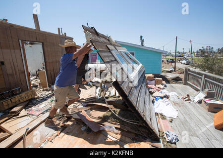 Port Aransas, Texas USA. 30 Aug, 2017. Umfangreiche Schäden vom Hurrikan Harvey's Hit fast eine Woche vor Würfe die Coastal Texas Stadt Port Aransas als Bewohner in erlaubt sind Wracks zu Umfrage. Credit: Bob Daemmrich/Alamy leben Nachrichten Stockfoto