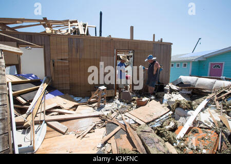 Port Aransas, Texas USA. 30 Aug, 2017. Umfangreiche Schäden vom Hurrikan Harvey's Hit fast eine Woche vor Würfe die Coastal Texas Stadt Port Aransas als Bewohner in erlaubt sind Wracks zu Umfrage. Credit: Bob Daemmrich/Alamy leben Nachrichten Stockfoto