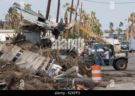 Port Aransas, Texas USA. 30 Aug, 2017. Umfangreiche Schäden vom Hurrikan Harvey's Hit fast eine Woche vor Würfe die Coastal Texas Stadt Port Aransas als Bewohner in erlaubt sind Wracks zu Umfrage. Credit: Bob Daemmrich/Alamy leben Nachrichten Stockfoto