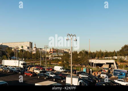 Moskau, Russland. Donnerstag, 31. August 2017. Werke sind unter Weise aktiv die neue Landschaft Vergnügungspark Zaryadye von der Moskauer Fluss in der Nähe des Kreml zu erstellen. Der Park ist unter der Aufsicht der amerikanischen Design Studio Diller Scofidio + Renfro, die der internationalen Design Wettbewerb 2013 gewonnen. Der Park stellt alle Klimazonen und Regionen von Russland und enthält Philharmonia, hotel, Museen und andere kulturelle und Freizeiteinrichtungen Objekte. Eine große Fußgängerzone deck lassen sie die Besucher über die Moskwa. Credit: Alex's Bilder/Alamy leben Nachrichten Stockfoto