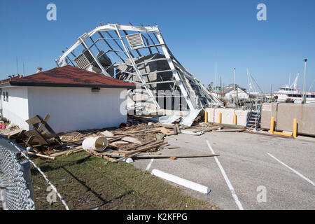 Port Aransas, Texas USA. 30 Aug, 2017. Umfangreiche Schäden vom Hurrikan Harvey's Hit fast eine Woche vor Würfe die Coastal Texas Stadt Port Aransas als Bewohner in erlaubt sind Wracks zu Umfrage. Credit: Bob Daemmrich/Alamy leben Nachrichten Stockfoto