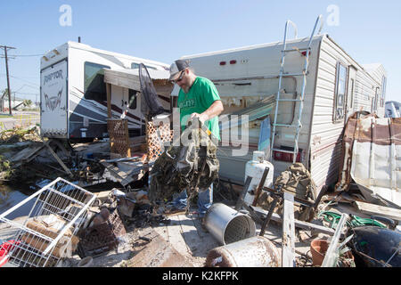 Port Aransas, Texas USA. 30 Aug, 2017. Bewohner von Port Aransas reinigt bis einige der umfangreichen Schäden vom Hurrikan Harvey's Hit fast eine Woche her. Schmutz Würfe die Coastal Texas Stadt als Bewohner schließlich wieder in Trümmer Umfrage erlaubt sind. Credit: Bob Daemmrich/Alamy leben Nachrichten Stockfoto