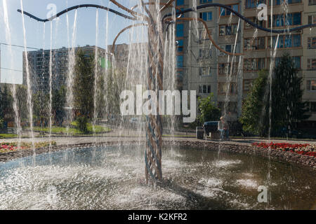 Russische Wetter, Moskau. Donnerstag, 31. August 2017. Der letzte Tag der Sommer ist warm, sonnig und ruhig in Moskau. Die Temperatur liegt bei ca. +20 °C (+68 F). Friedliche Szenen in den Yards der Wohnquartiere, Aktivität Besetzt in der Mitte der Stadt. Junge Menschen verbringen den letzten Tag des langen Sommer Urlaub in den Straßen und Parks. Eine neue akademische Jahr wird morgen beginnen. Brunnen im Hof einer Wohnanlage im typisch städtischen schlafen Bezirk der Stadt. Credit: Alex's Bilder/Alamy leben Nachrichten Stockfoto