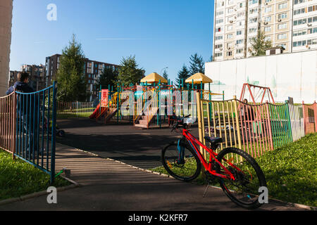 Russische Wetter, Moskau. Donnerstag, 31. August 2017. Der letzte Tag der Sommer ist warm, sonnig und ruhig in Moskau. Die Temperatur liegt bei ca. +20 °C (+68 F). Friedliche Szenen in den Yards der Wohnquartiere, Aktivität Besetzt in der Mitte der Stadt. Junge Menschen verbringen den letzten Tag des langen Sommer Urlaub in den Straßen und Parks. Eine neue akademische Jahr wird morgen beginnen. Spielplatz im Hof eines großen Wohnhauses. Credit: Alex's Bilder/Alamy leben Nachrichten Stockfoto