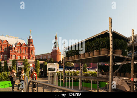 Russische Wetter, Moskau. Donnerstag, 31. August 2017. Der letzte Tag der Sommer ist warm, sonnig und ruhig in Moskau. Die Temperatur liegt bei ca. +20 °C (+68 F). Friedliche Szenen in den Yards der Wohnquartiere, Aktivität Besetzt in der Mitte der Stadt. Junge Menschen verbringen den letzten Tag des langen Sommer Urlaub in den Straßen und Parks. Eine neue akademische Jahr wird morgen beginnen. Vorbereitung auf die Manege square Der Geburtstag Tag von Moskau in einer Woche zu treffen. Credit: Alex's Bilder/Alamy leben Nachrichten Stockfoto