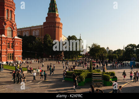 Russische Wetter, Moskau. Donnerstag, 31. August 2017. Der letzte Tag der Sommer ist warm, sonnig und ruhig in Moskau. Die Temperatur liegt bei ca. +20 °C (+68 F). Friedliche Szenen in den Yards der Wohnquartiere, Aktivität Besetzt in der Mitte der Stadt. Junge Menschen verbringen den letzten Tag des langen Sommer Urlaub in den Straßen und Parks. Eine neue akademische Jahr wird morgen beginnen. Unbekannter Menschen auf der Manege Square durch den Moskauer Kreml. Credit: Alex's Bilder/Alamy leben Nachrichten Stockfoto