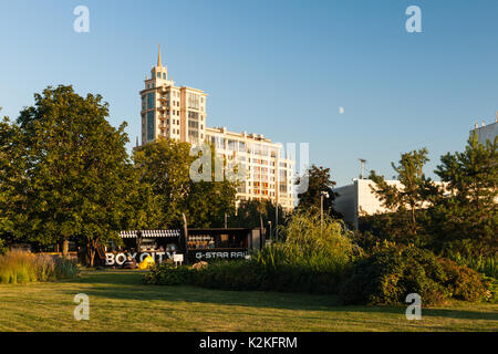 Russische Wetter, Moskau. Donnerstag, 31. August 2017. Der letzte Tag der Sommer ist warm, sonnig und ruhig in Moskau. Die Temperatur liegt bei ca. +20 °C (+68 F). Friedliche Szenen in den Yards der Wohnquartiere, Aktivität Besetzt in der Mitte der Stadt. Junge Menschen verbringen den letzten Tag des langen Sommer Urlaub in den Straßen und Parks. Eine neue akademische Jahr wird morgen beginnen. Die Souvenirläden und Imbissbuden in Museon Park der Künste eröffnen: Alex's Bilder/Alamy leben Nachrichten Stockfoto