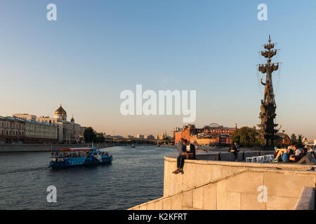 Russische Wetter, Moskau. Donnerstag, 31. August 2017. Der letzte Tag der Sommer ist warm, sonnig und ruhig in Moskau. Die Temperatur liegt bei ca. +20 °C (+68 F). Friedliche Szenen in den Yards der Wohnquartiere, Aktivität Besetzt in der Mitte der Stadt. Junge Menschen verbringen den letzten Tag des langen Sommer Urlaub in den Straßen und Parks. Eine neue akademische Jahr wird morgen beginnen. Nicht identifizierte junge Menschen genießen Sie einen sonnigen Abend von der Moskauer Fluss im Museon Park der Künste. Credit: Alex's Bilder/Alamy leben Nachrichten Stockfoto