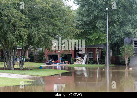 Houston, Texas. 30th August 2017. Nach dem Hurriam Harvey begann die Familie nach dem historischen Hochwasser in Houston, Texas, mit der Säuberung. August 2017. Quelle: Gabbro/Alamy Live News Stockfoto