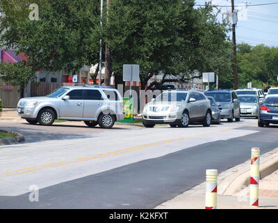 Dallas, USA, 31. August 2017: Benzinpreise und überraschte alle in Nordtexas Versorgung heute. Viele Stationen lief aus Benzin, während andere lange Zeilen mit Kunden, kurzen Sicherungen gehabt hatte. Einige denken, dass es verschwindet so schnell wie es gekommen ist, während andere bereits mit dem Finger auf ein größeres Problem die Straße hinunter. Credit: dallaspaparazzo/Alamy leben Nachrichten Stockfoto