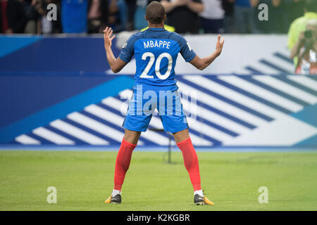 Paris, Frankreich. 31 Aug, 2017. Kylian Mbappe von Frankreich feiert sein Ziel während der 2018 World Cup European Qualifier gegen Niederlande bei Stadien de France in Paris, Frankreich am 12.08.31., 2017. Frankreich gewann 4-0. Credit: Jack Chan/Xinhua/Alamy leben Nachrichten Stockfoto