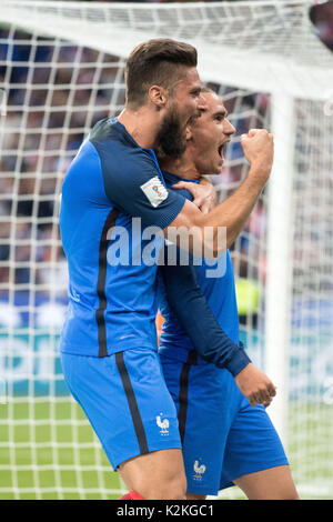 Paris, Frankreich. 31 Aug, 2017. Antoine Griezmann (R) und Olivier Giroud (L) von Frankreich feiern ihr Ziel während der 2018 World Cup European Qualifier gegen Niederlande bei Stadien de France in Paris, Frankreich am 12.08.31., 2017. Frankreich gewann 4-0. Credit: Jack Chan/Xinhua/Alamy leben Nachrichten Stockfoto