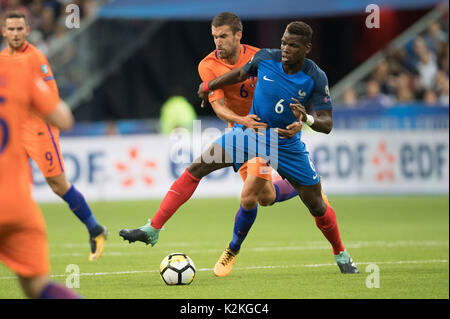 Paris, Frankreich. 31 Aug, 2017. Paul Pogba (R) von Frankreich Mias mit Kevin Strootman der Niederlande während der 2018 World Cup European Qualifier in Stadien de France in Paris, Frankreich am 12.08.31., 2017. Frankreich gewann 4-0. Credit: Jack Chan/Xinhua/Alamy leben Nachrichten Stockfoto