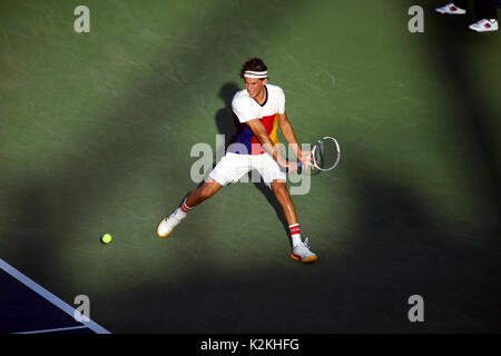 New York, Vereinigte Staaten. 31 Aug, 2017. US Open Tennis: New York, 31. August 2017 - Österreichs Dominic Thiem während seines zweiten runden Match gegen Taylor Frtiz der Vereinigten Staaten bei den US Open in Flushing Meadows, New York. Quelle: Adam Stoltman/Alamy leben Nachrichten Stockfoto